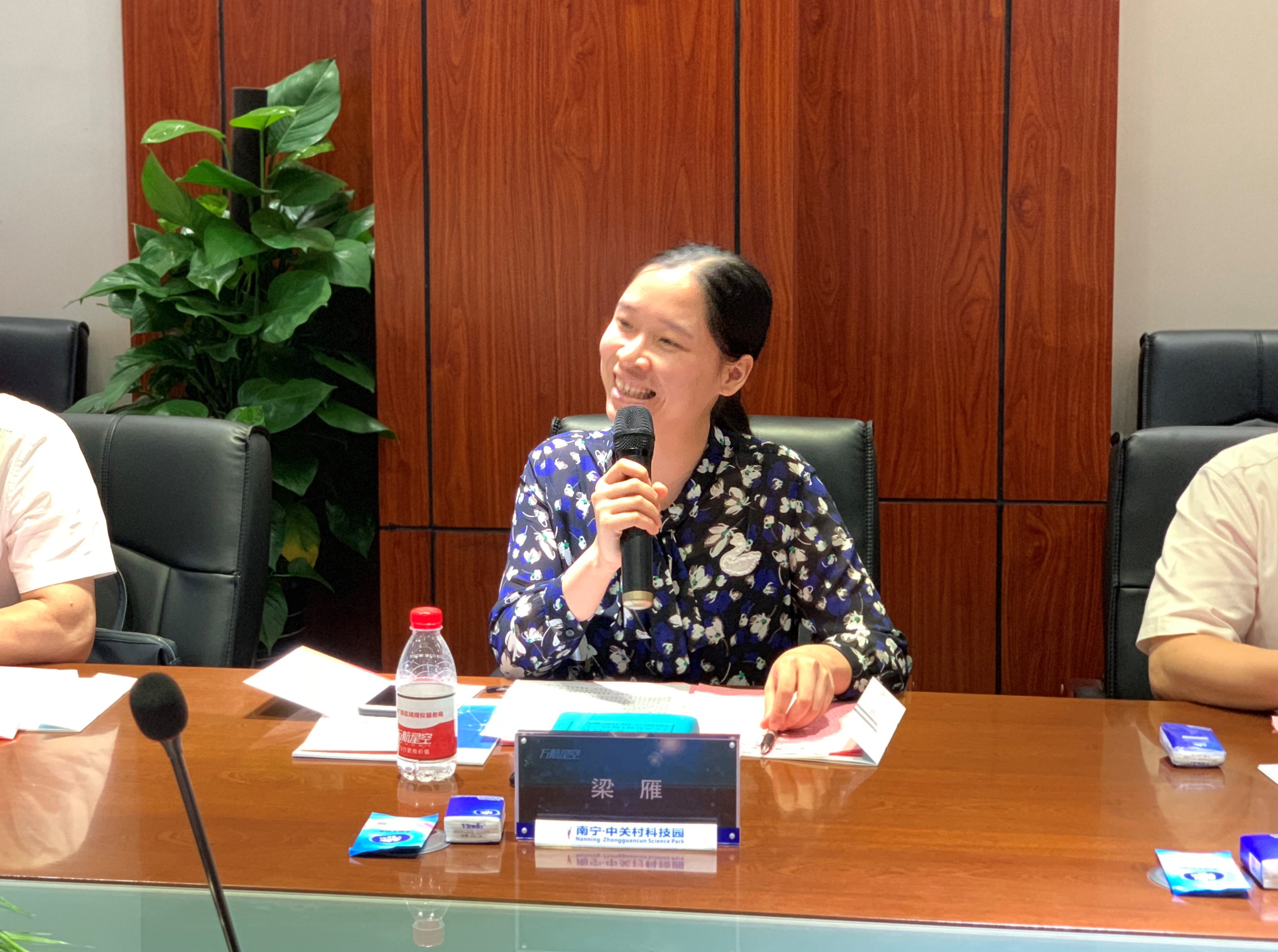 南宁中关村信息谷科技服务有限责任公司总经理梁雁介绍对入园科技企业