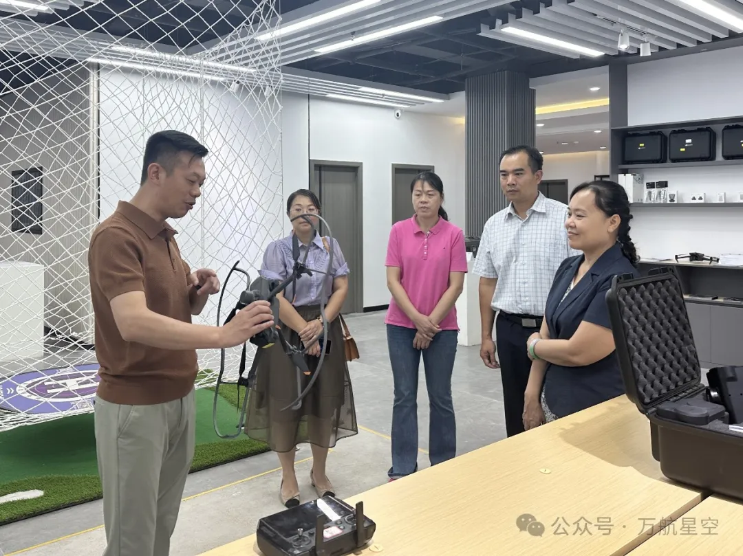 西乡塘区政协党组书记、主席李东红率队考察调研万航星空 - 万航星空